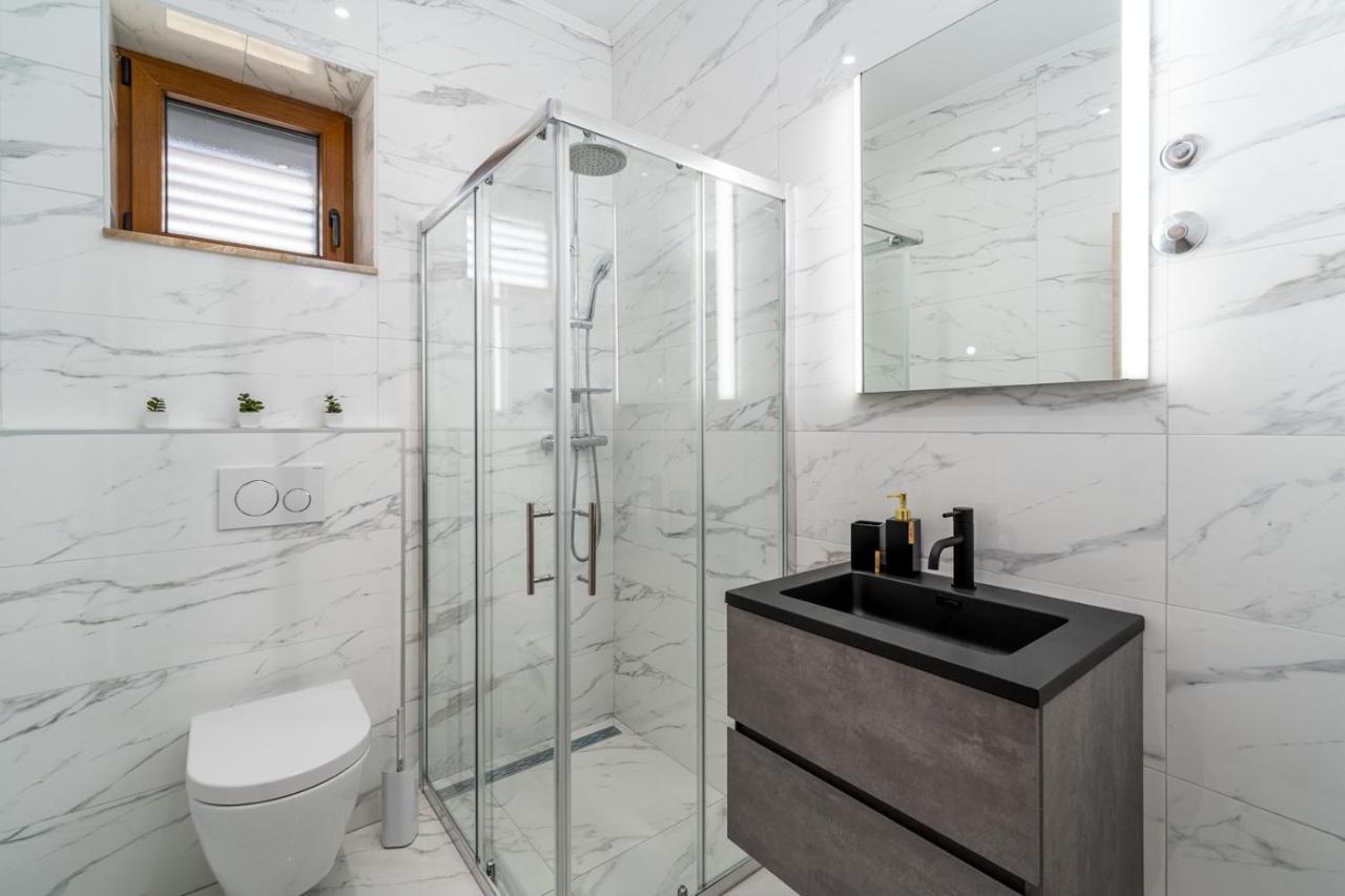 New! Promina Luxury Villa With 72Sqm Heated Pool, Jacuzzi, Infrared Sauna, Tennis Court, Media Room Bogatić Buitenkant foto
