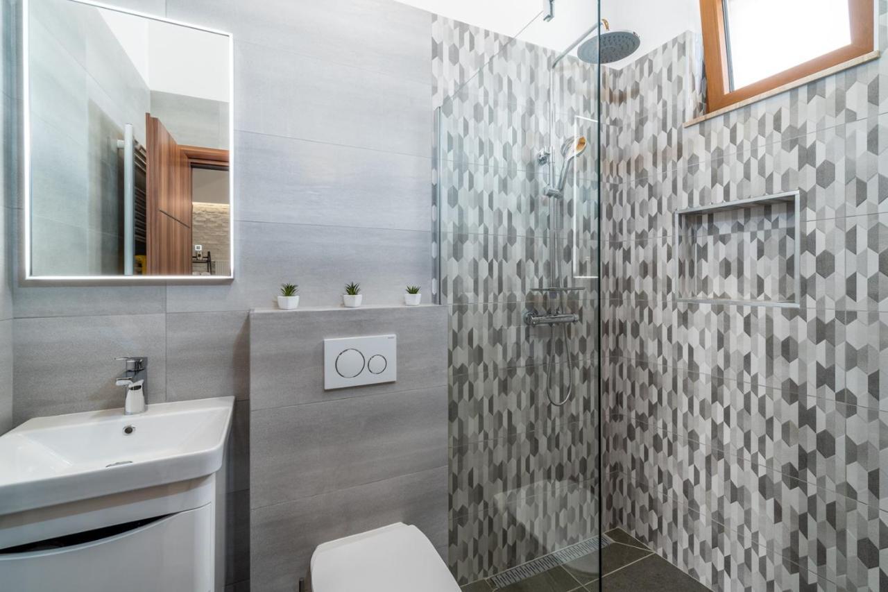 New! Promina Luxury Villa With 72Sqm Heated Pool, Jacuzzi, Infrared Sauna, Tennis Court, Media Room Bogatić Buitenkant foto