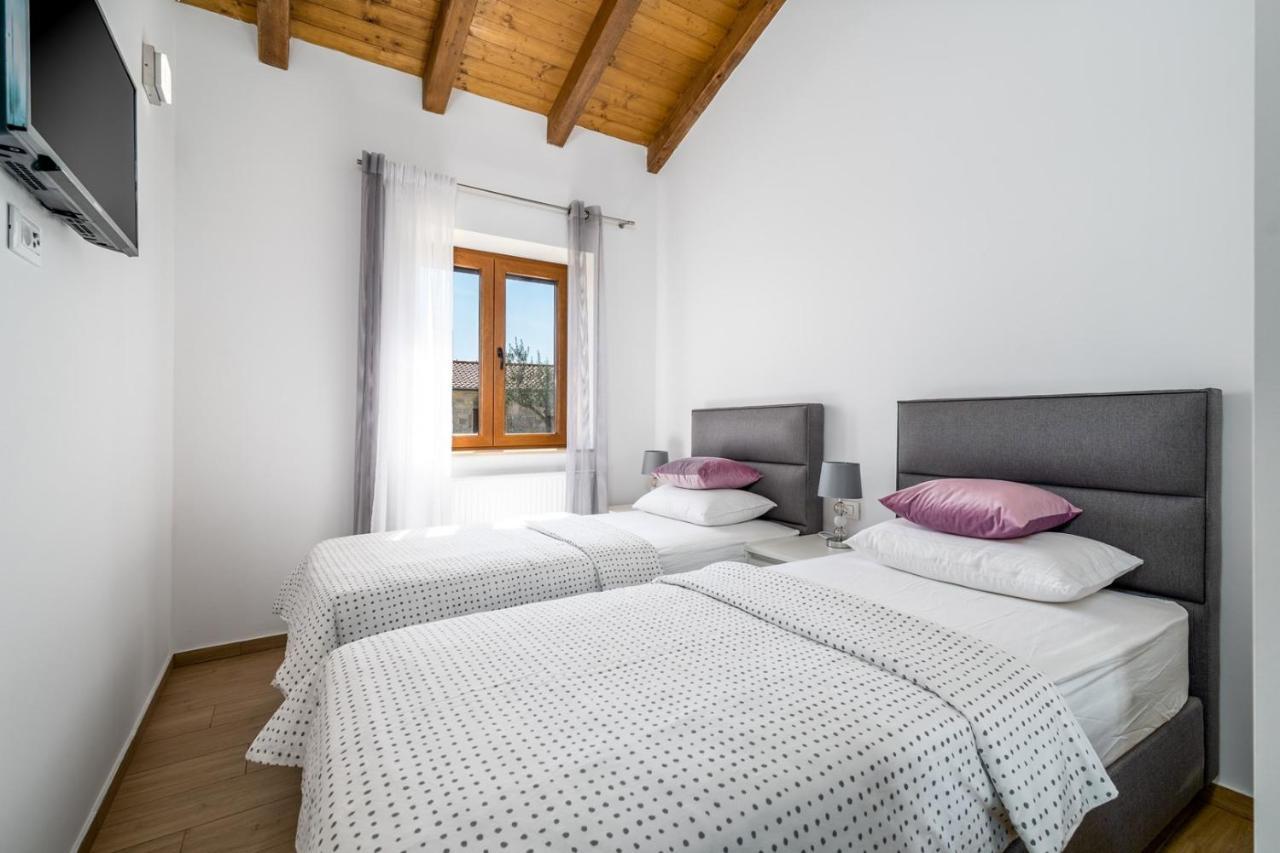 New! Promina Luxury Villa With 72Sqm Heated Pool, Jacuzzi, Infrared Sauna, Tennis Court, Media Room Bogatić Buitenkant foto
